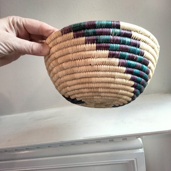 Hand-woven Navajo style basket - Picture 4 of 6